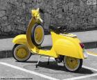 Красивая желтая Vespa, классический скутер